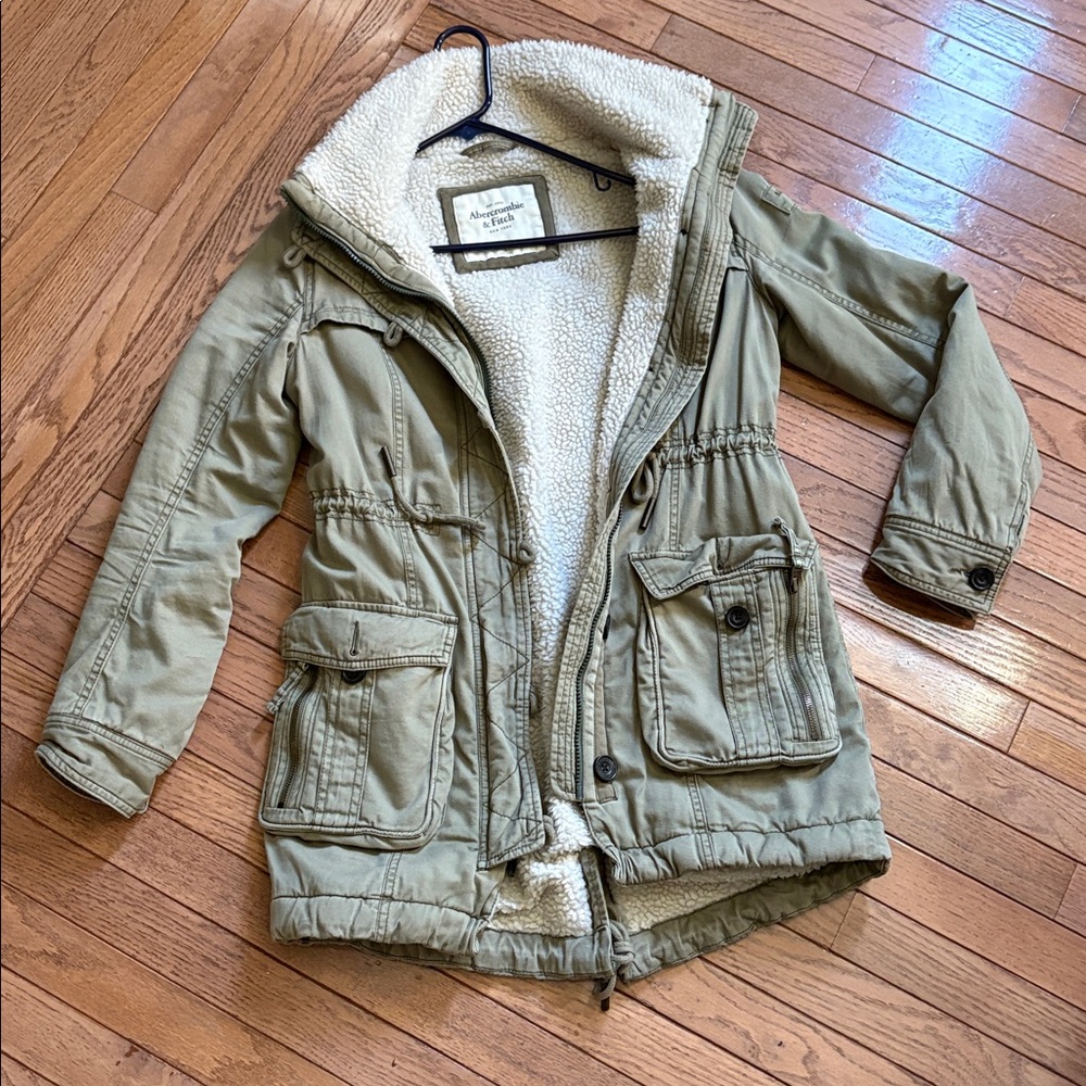 GUC Y2K Abercrombie Sherpa olive green parka size SMALL